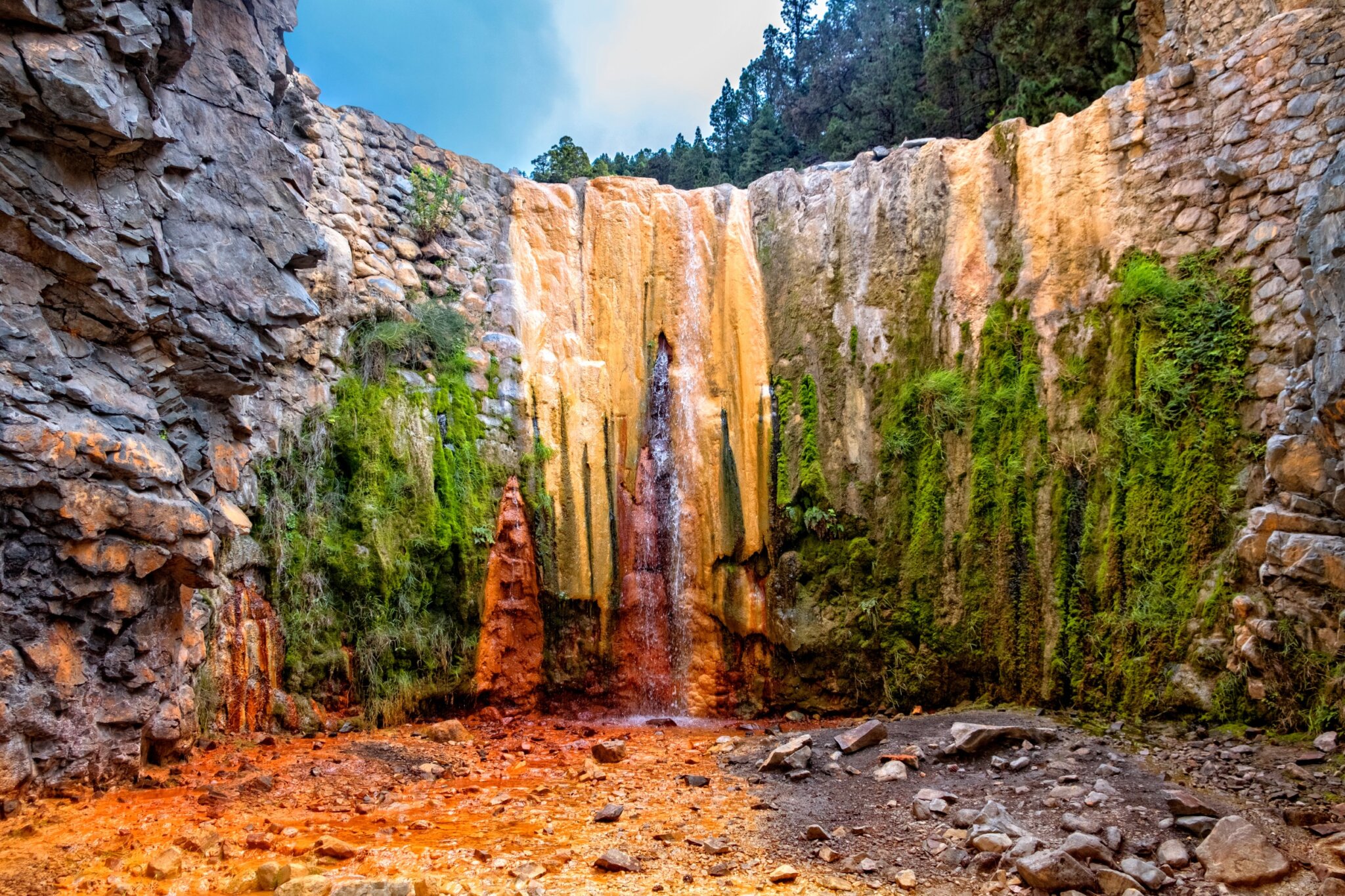 Enamórate de la Cascada de Colores en la Caldera de Taburiente