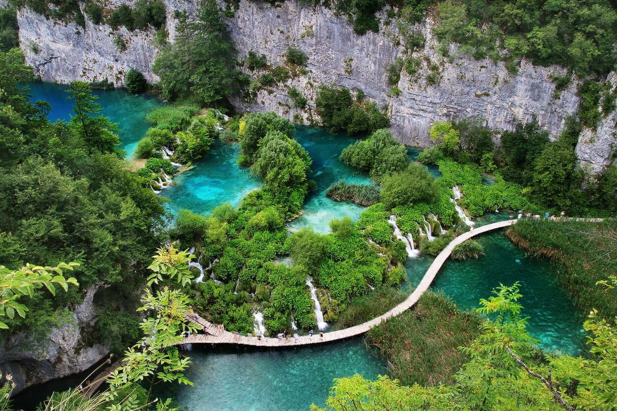 Disfruta del Parque Nacional de los Lagos de Plitvice, un paraíso natural imperdible