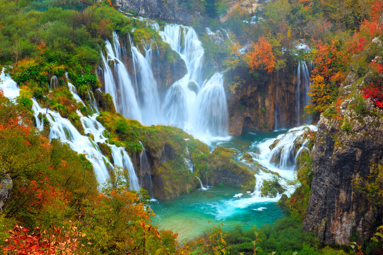 Disfruta del Parque Nacional de los Lagos de Plitvice, un paraíso natural imperdible