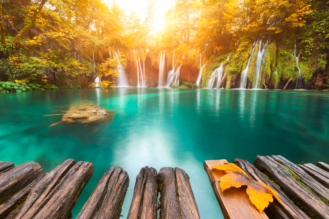Disfruta del Parque Nacional de los Lagos de Plitvice, un paraíso natural imperdible