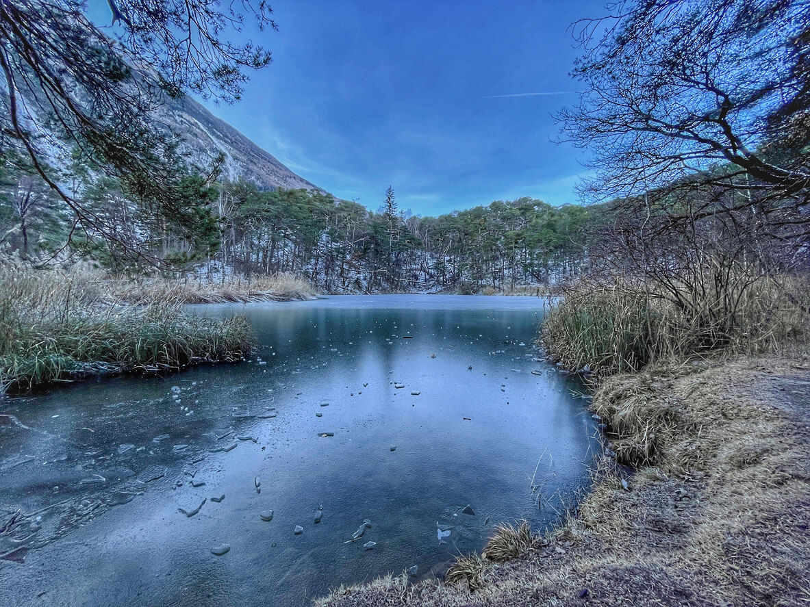 Lago seebergsee en el parque natural diemtigtal suiza
