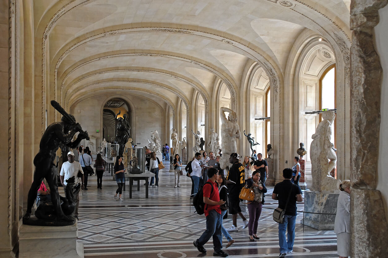 París es una ciudad llena de museos y galerías de arte de renombre mundial, y estos seis museos son solo una muestra de lo que la capital francesa tiene que ofrecer. Desde el Museo del Louvre y su famosa pirámide de vidrio hasta el Centre Georges Pompidou y su enfoque en el arte moderno y contemporáneo, cada uno de estos museos ofrece una experiencia única e inolvidable. Hay muchos otros museos en París que son igualmente impresionantes y dignos de una visita, pero estos seis son definitivamente los más llamativos y representativos de la rica cultura y historia de la ciudad. En resumen, una visita a París no está completa sin una parada en algunos de estos museos increíbles.