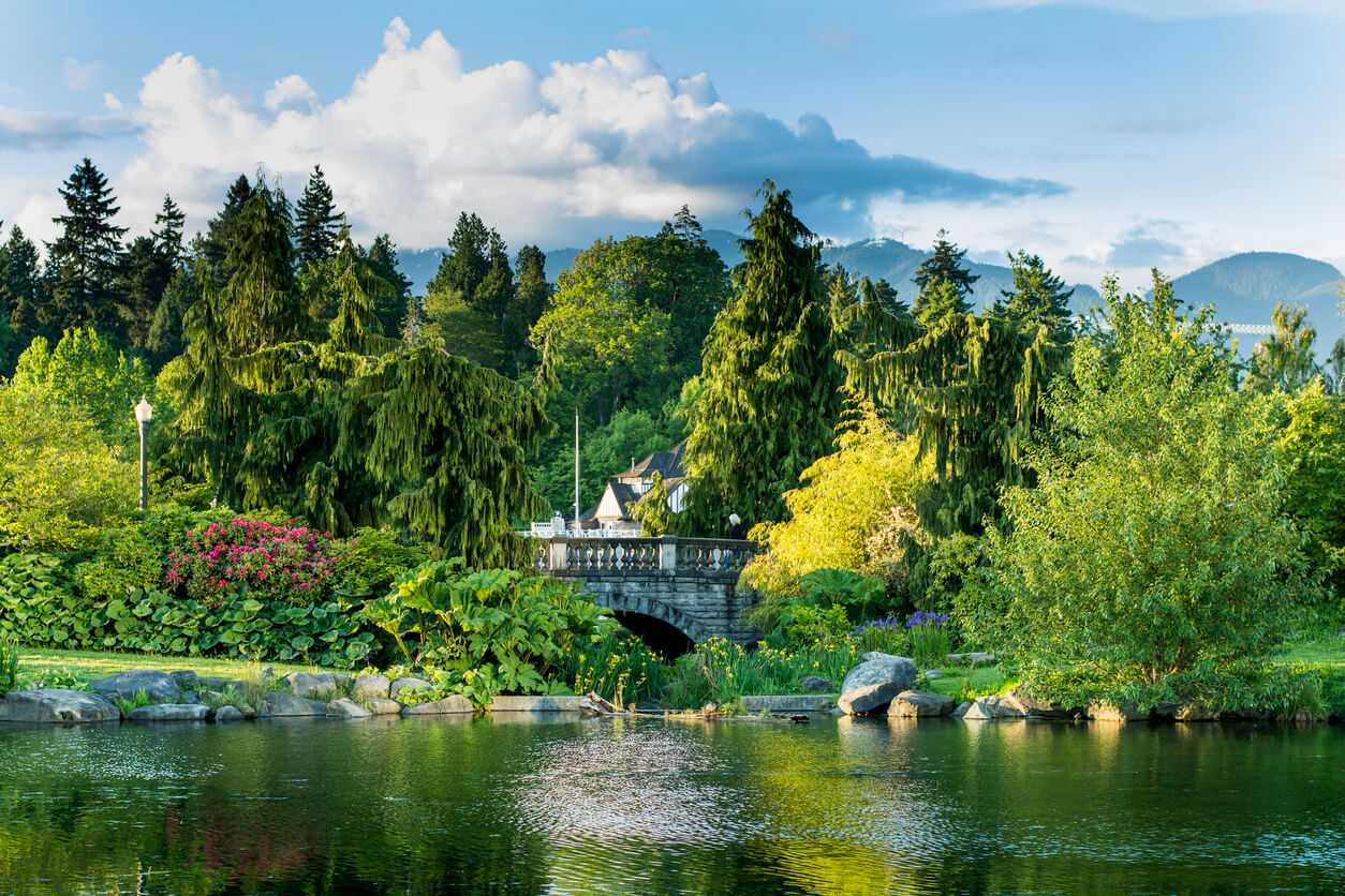 Vista panorámica del Stanley Park de Vancouver y su lago