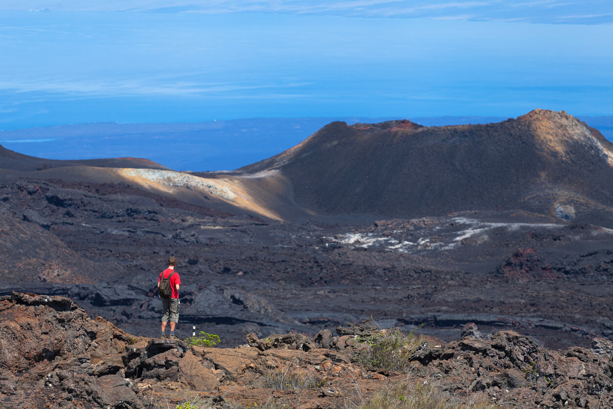 Hombre haciendo ruta senderista en Galápagos