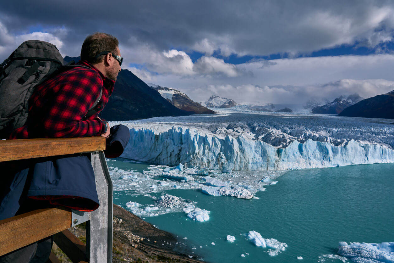 Hombre contempla el glaciar Perito Moreno desde una plataforma