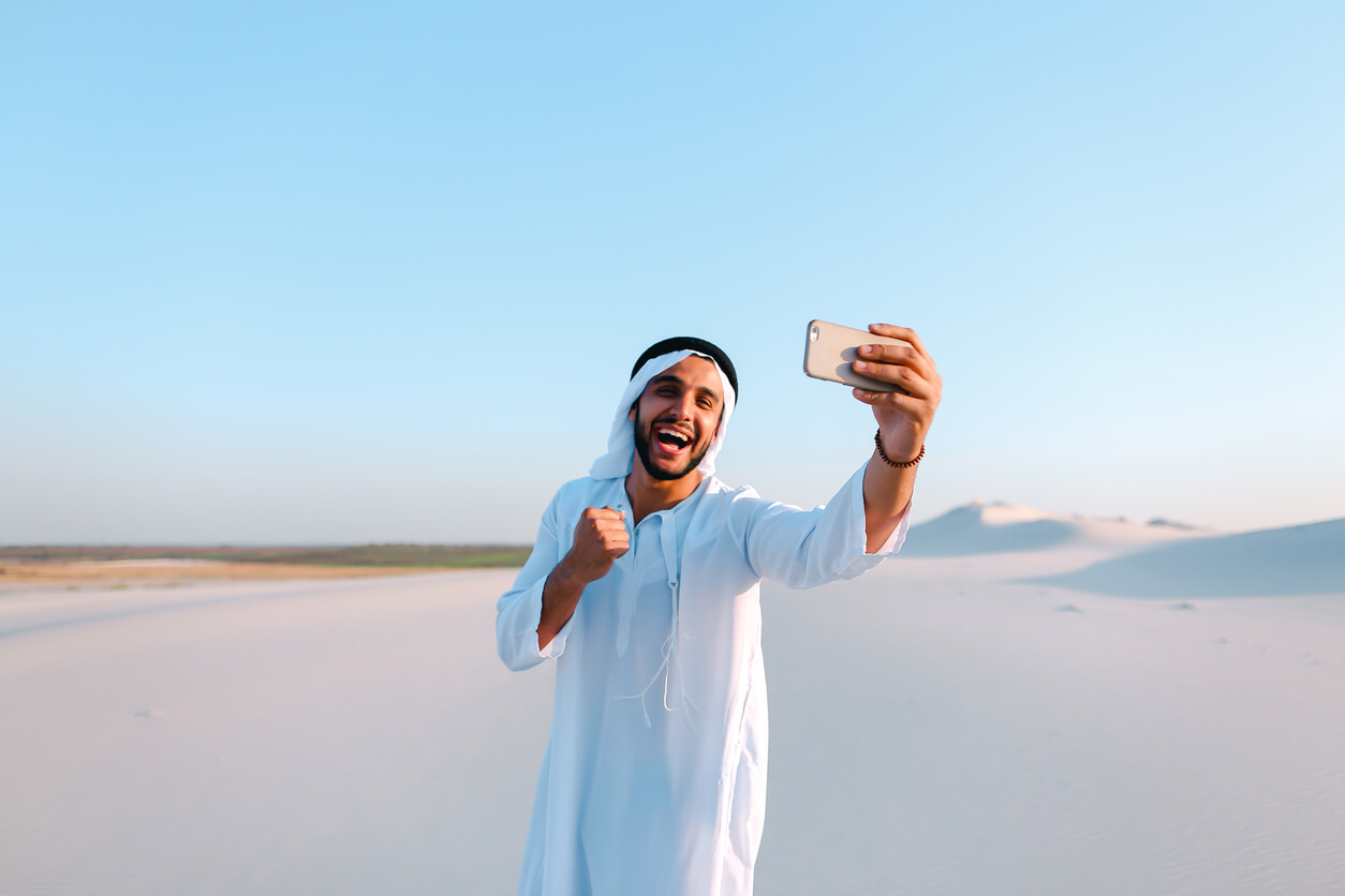 Turista llama por teléfono a amigos desde el desierto