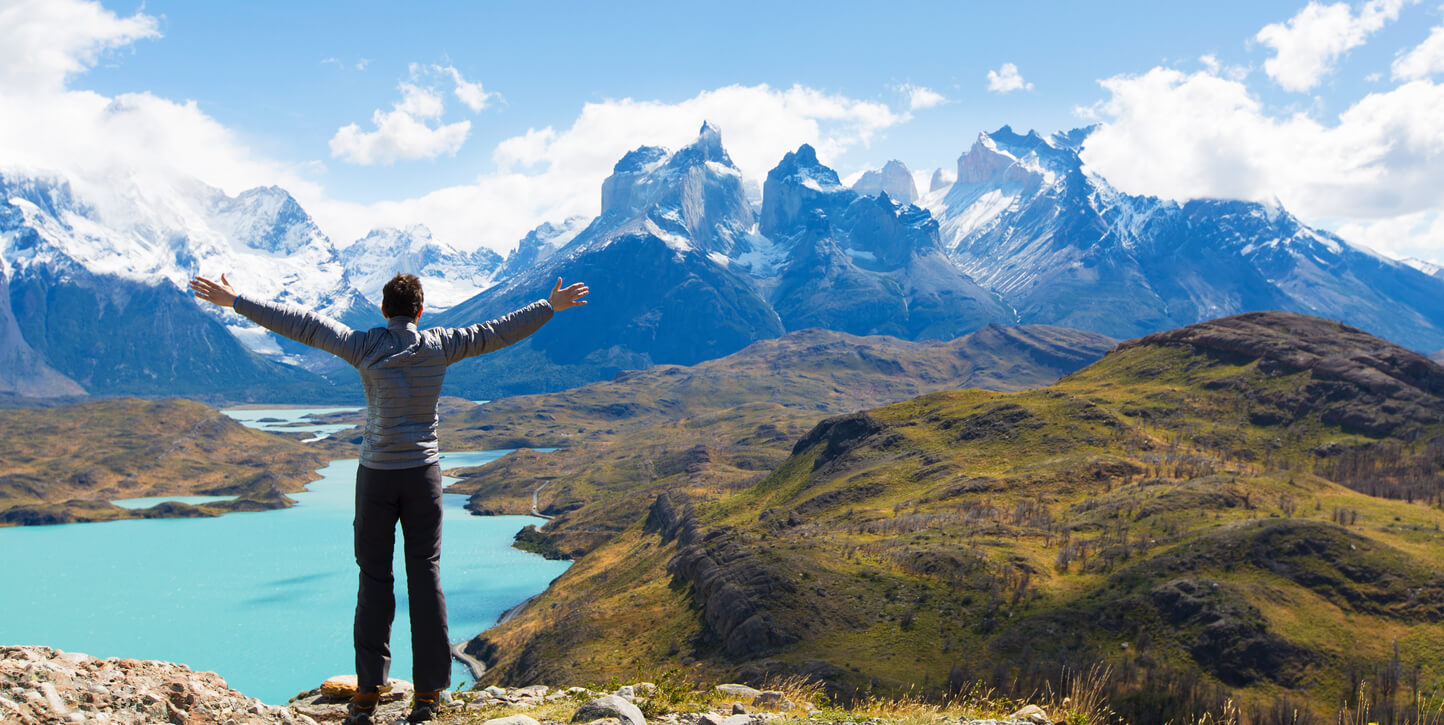 Hombre abre sus brazos frente a la belleza de la Patagonia de Chile y Argentina.
